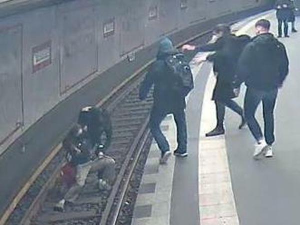 Der Retter vom Gleis soll geehrt werden, die Polizei sucht als Zeugin auch eine Frau (im Bild ist sie die zweite von rechts).