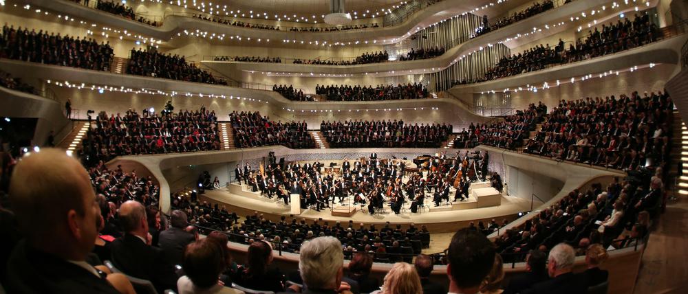 Symbolbild: Der Konzertsaal der Elbphilharmonie bei der Eröffnung des Gebäudes. Ähnlich voll - und möglichst diszipliniert - könnte es bald überall wieder aussehen.