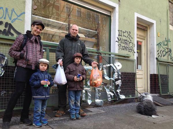 Familie Wildfeuer hat oft bei Bizim Bakkal eingekauft . V.l.: Birgit und Max Wildfeuer mit ihren Kindern Luis und Noah vor dem Gemüseladen.