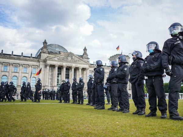 Auf der Reichstagswiese waren zwischenzeitlich mehr als 700 Menschen unterwegs.