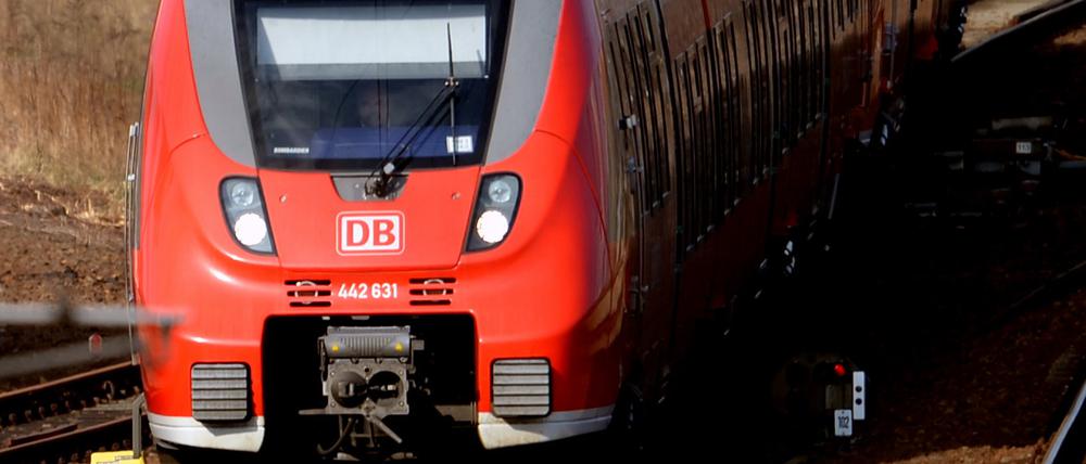 Ein Regionalexpress der Deutschen Bahn auf dem Weg nach Berlin.