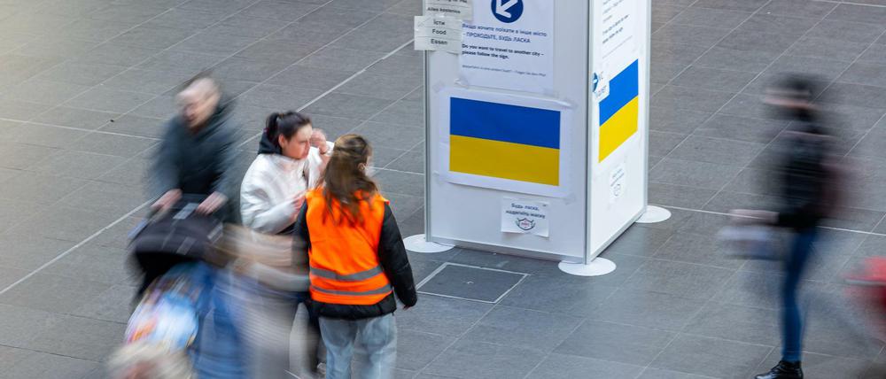 Hinweise für Geflüchtete Ukrainer auf dem Berliner Hauptbahnhof. 