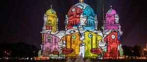 Farbenfroh: Der Berliner Dom ist beim Probeleuchten vor dem Start der 17. Auflage des Festival of Lights illuminiert.