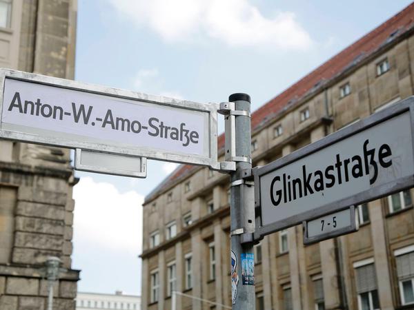 Aktivisten haben ein Straßenschild in der Mohrenstraße mit "Anton-W.-Amo-Straße" überklebt.