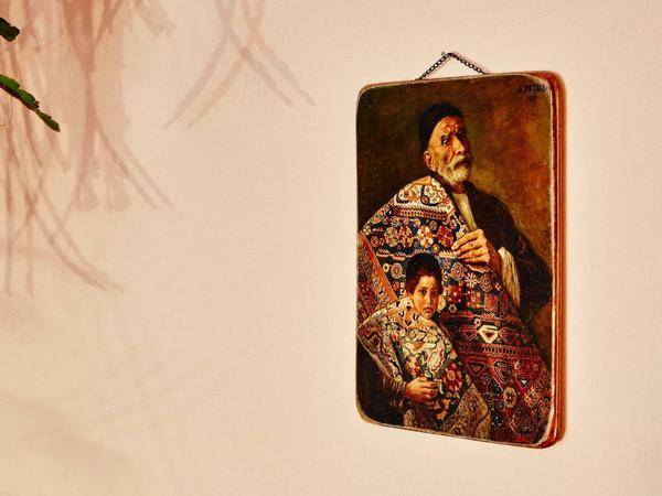 Die kleine Nachbildung von „Die Teppichhändler” des iranischen Malers Jafar Petgar ist für Özler Inbegriff ihrer Familie und Herkunft.