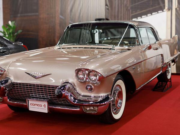 Nur echt mit Heckflossen: ein 1957er Cadillac Eldorado Brougham auf der Retro Classics Cologne Automesse 2017.