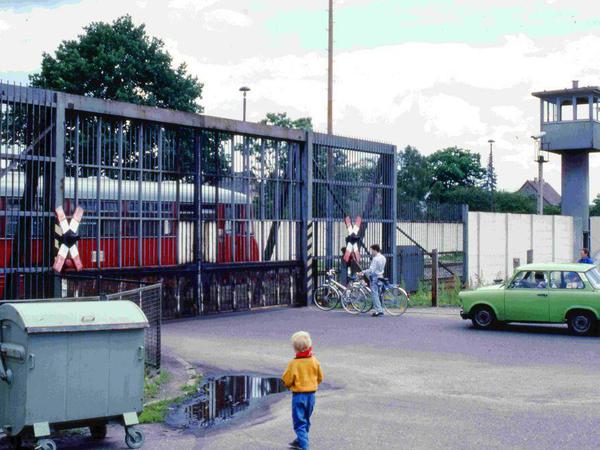 Das "Elefantentor" in Staaken, 1990, hart an der Grenze zu West-Berlin. Die Straße führt hier durch den Hochsicherheitsbereich. Damals gehörte dieser Teil von Staaken zur DDR.