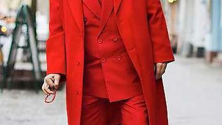 Ali im roten Anzug mit coolem Basecap