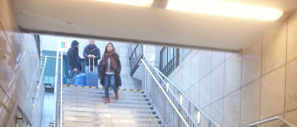 Das ist sie, die neue Treppe am Bahnhof Zoo. Dieses Foto entstand im Berufsverkehr. Nur vier Touristen schleppen hier ihre Koffer hinab