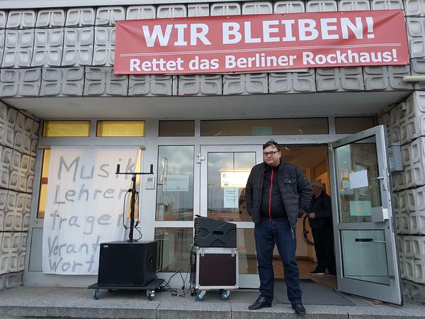 Lichtenbergs Bürgermeister Michael Grunst war bei den Protesten vor Ort und will sich für den Erhalt des Gebäudes einsetzen. 