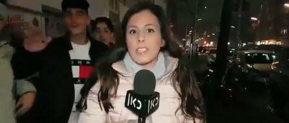 Ausschnitt des Videos, kurz bevor die Jugendlichen die israelische Journalistin angreifen.