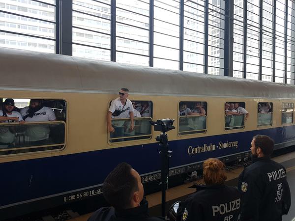2018 kamen Frankfurter Fans mit einem Centralbahn-Zug zum Pokalfinale nach Berlin-Zoo