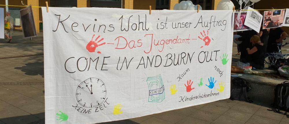 Protestplakat des Jugendamts Marzahn-Hellersdorf. 