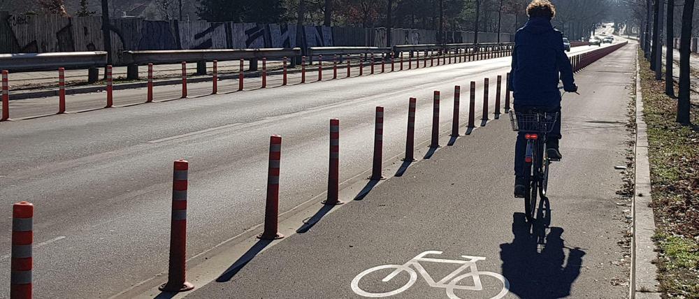 Durch Poller getrennt gelangen Radfahrer jetzt sicher über die Gleise am Dahlemer Weg.