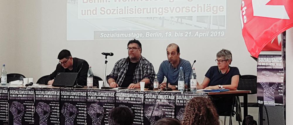 Ex-Staatssekretär Andrej Holm (links) und Initiativen-Mitglied Rouzbeh Taheri (zweiter von rechts) bei den "Sozialismustagen" in Berlin.