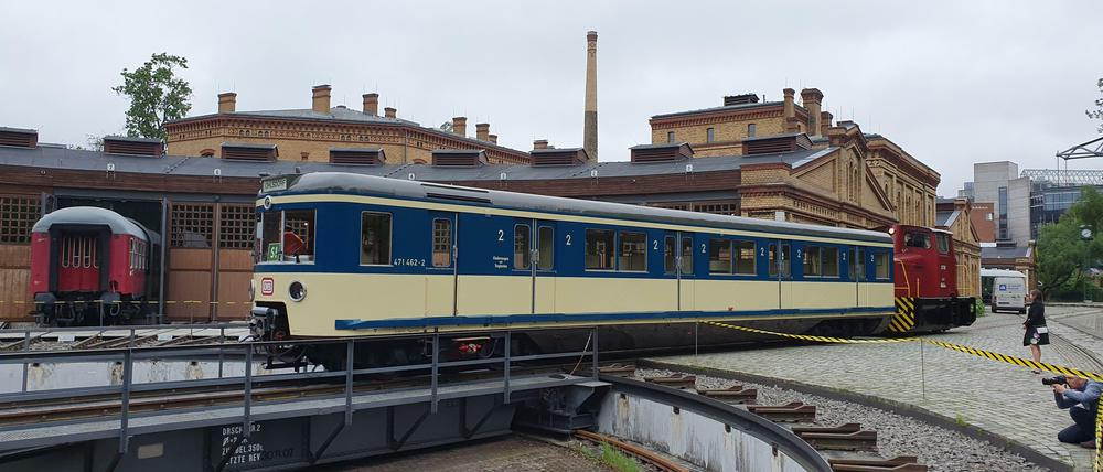 471 462 wird von einer Diesellok auf die Drehscheibe des Technikmuseums geschoben. Früher war hier das Bw des Anhalter Bahnhofs.
