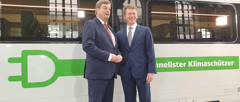 Vor dem "grünen" ICE am Ostbahnhof: Verkehrsstaatssekretär Enak Ferlemann (li.) und Bahnchef Richard Lutz. 