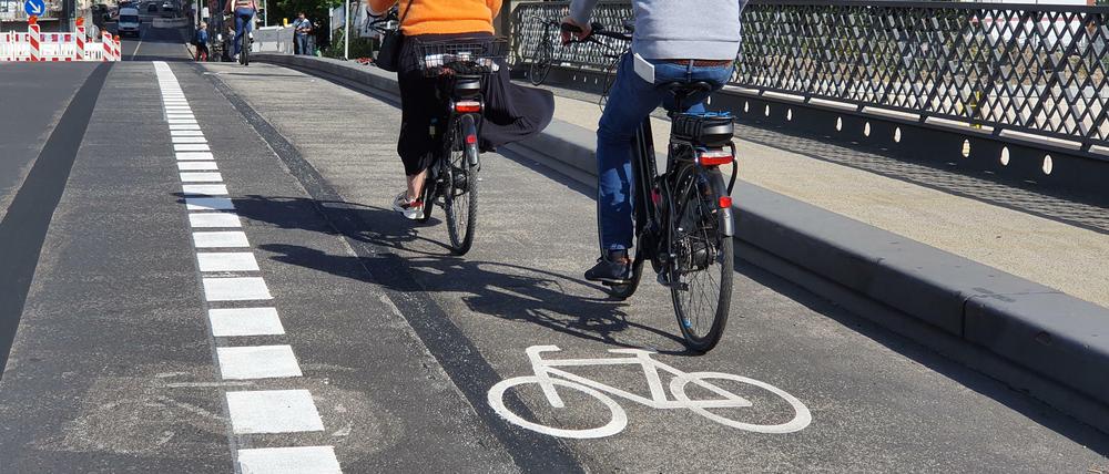 Fahrräder statt Autos auf der Marschallbrücke. Die alte Aufteilung ist an den dunklen Streifen noch zu erkennen. 