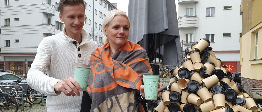 Grüne Plastikbecher sollen die Einweg-Pappbecher ersetzen, hoffen Erfinder Florian Pachaly und Umweltsenatorin Regine Günther.