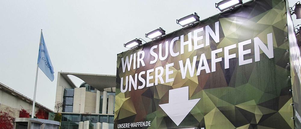 Bitte hier rein: Mit der Kunstaktion will das Zentrum für Politische Schönheit auf die Waffen aufmerksam machen, die bei der Bundeswehr verschwunden sind.