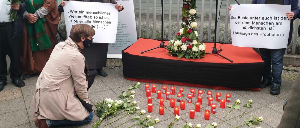 Die SPD-Vorsitzende Saskia Esken legte als eine der ersten Teilnehmenden Blumen nieder.
