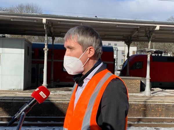 Tobias Fischer, der technische Leiter des TecLab der Deutschen Bahn, links, am Bahnhof Wannsee.