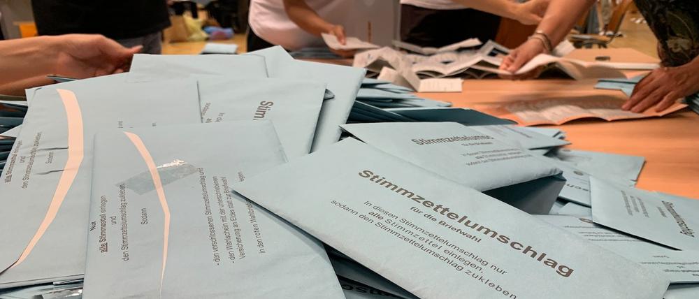 Auszählen von Briefwahlstimmen in einem Zehlendorfer Wahllokal im September 2021.
