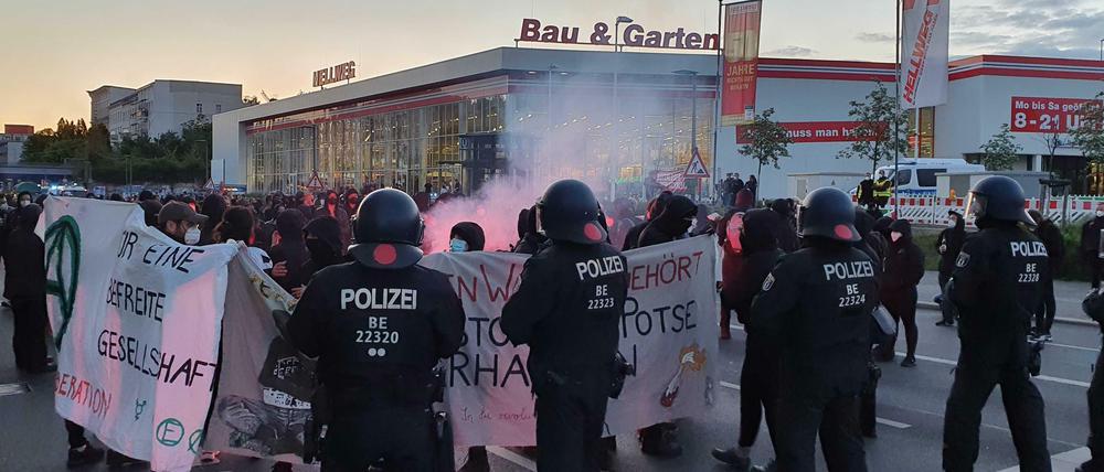 Teilnehmer einer Demonstration für die Potse zogen am Dienstagabend durch Berlin.