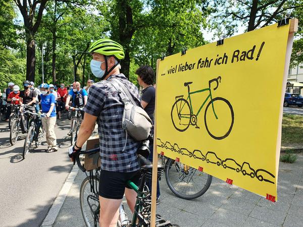 Ein Teilnehmer der Sternfahrt hatte ein Schild dabei: "Viel lieber fahr ich Rad!"
