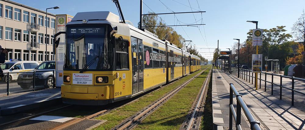 Die neue Tram auf dem Rasengleis im Groß-Berliner Damm. 