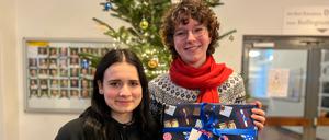 208 Geschenke: Die erfolgreiche Spenden-Aktion am Lichterfelder Goethe-Gymnasium haben Henriette und Anna organisiert.