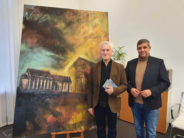 Der Fassadenkünstler Werner Brunner und SPD-Fraktionschef Raed Saleh vor dem Gemälde der brennenden Synagoge.