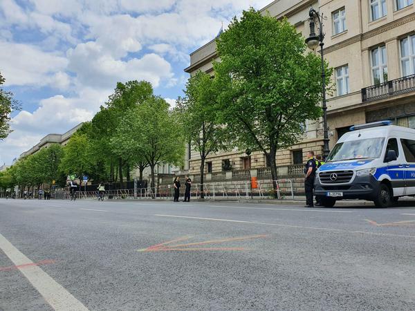 Die Polizei hatte die russische Botschaft Unter den Linden bereits am Sonnabend abgeriegelt.