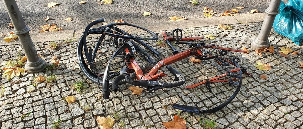 Das zerstörte Fahrrad der 44-Jährigen nach dem Unfall in Berlin-Wilmersdorf. 
