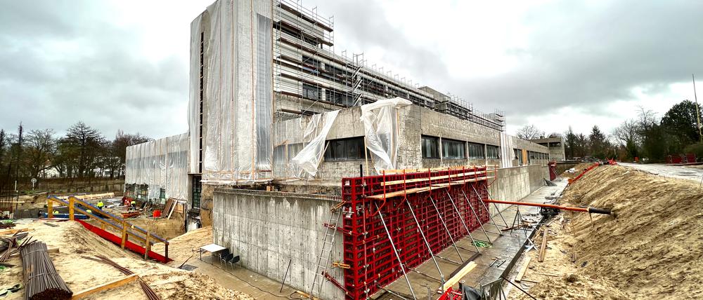 50 Millionen Euro werden in das alte Klinikgebäude investiert, es wird um zwei Etagen aufgestockt. 2025 soll es fertig werden. 