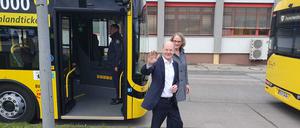Olaf Scholz bei seinem Besuch des Bus-Betriebshofs Indira-Gandhi-Straße in Weißensee.