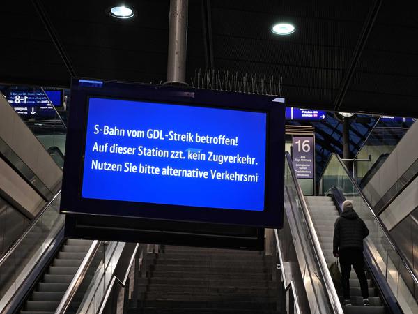 Kein Zugverkehr, warnt diese Anzeigetafel am Berliner Hauptbahnhof. 