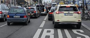 Tägliches Chaos: Taxis blockieren die Busspur, Uber-Fahrer die Fahrspur. 