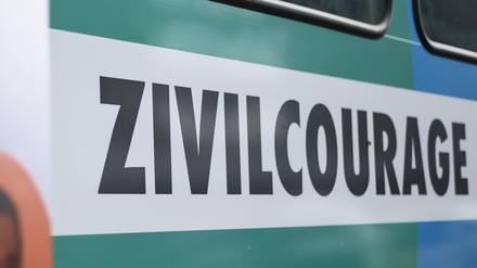 Eine Straßenbahn ist mit der Aufschrift «Zivilcourage» der Kampagne «Tu was» beklebt. Mit der Kampagne will die Polizei für Zivilcourage werben. +++ dpa-Bildfunk +++