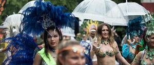 Trotz Regens nehmen zahlreiche leicht bekleidete Tänzerinnen am 22. Karneval der Kulturen am 04.06.2017 in Berlin teil. 