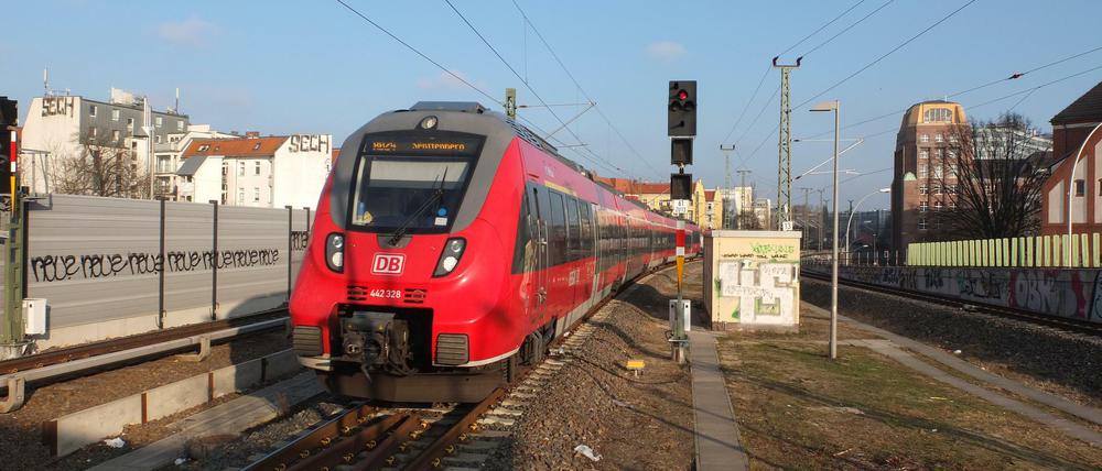 Wegen Personalmangel fallen am Sonnabend auch Züge der RB24 aus, hier ein Zug nach Senftenberg nahe Ostkreuz.
