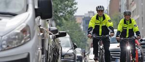 Beamte der Fahrradstaffel der Polizei fahren auf einer Straße am Gendarmenmarkt. Die Koalition will das Personal aufstocken.