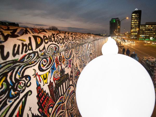 Die Laternen waren Teil des Projekts „Lichtgrenze 2014“ zum 25. Jahrestag des Mauerfalls 2014.