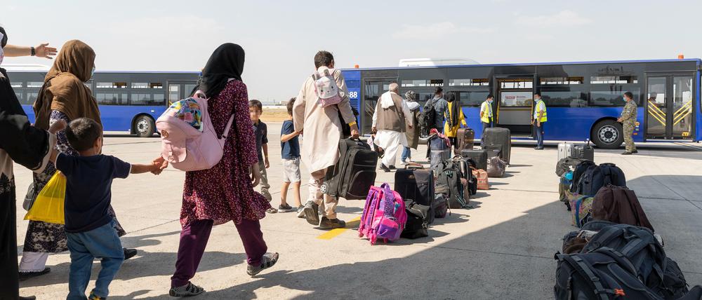 Evakuierung von Ortskräften in Afghanistan: Schutzbedürftige Menschen gehen kurz nach dem Flug aus Kabul zu einem Bus.