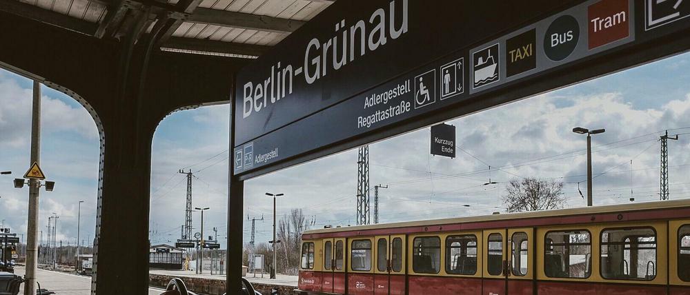 Eine S-Bahn hält im Bahnhof Grünau. (Archivbild)
