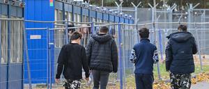 Asylbewerber gehen über das Gelände der Zentralen Erstaufnahmeeinrichtung für Asylbewerber (ZABH) des Landes Brandenburg. 