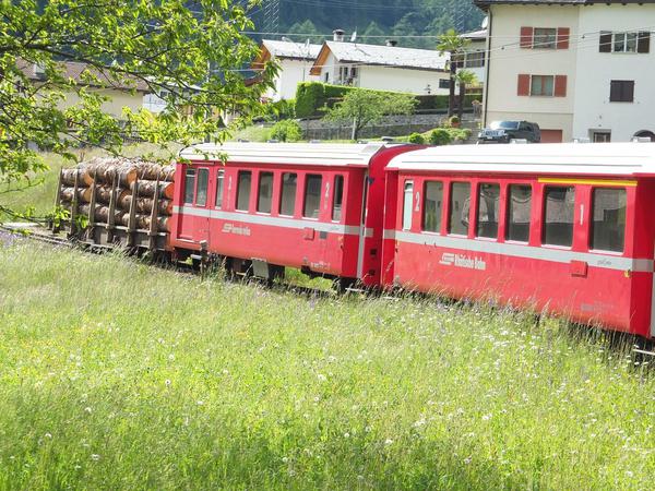 An normale Personenzüge werden in der Schweiz Güterwagen angehängt, hier bei der Rhätischen Bahn.