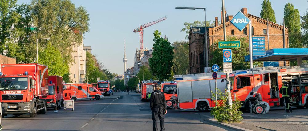 Die Feuerwehr löschte am Montag ein Feuer in einer 400 Quadratmeter großen Halle in Kreuzberg.