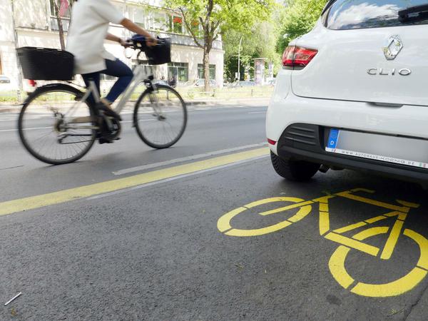 Das ist auch keine Lösung: Der Pop-up Radweg auf der Kantstraße wird zum Parken genutzt, Radfahrende müssen ausweichen.