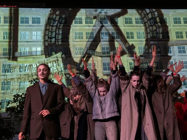 Schauspieler vom Kollektiv "Panzerkreuzer Rotkäppchen" spielen zum Auftakt der Festivalwoche das "Theater der Revolution" auf dem Alexanderplatz.